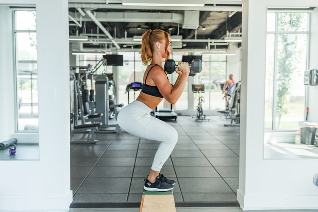 Conheça o treino Agachamento Sumô para definir coxas e glúteos