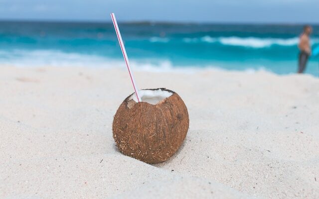 A água de coco é uma bebida que traz uma série de benefícios ao organismo, que pode oferecer resultados ainda melhores para o corpo do que um isotônico